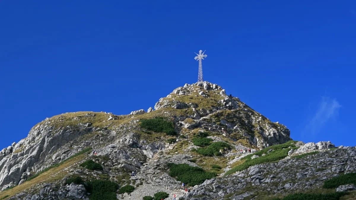 Ile ma krzyż na Giewoncie? Zaskakujące fakty o jego wysokości