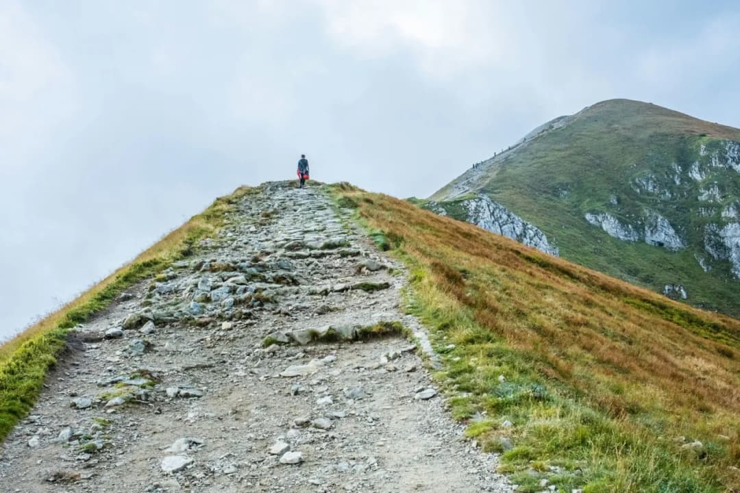 Gdzie w góry bez tłumów? Odkryj spokojne trasy na wędrówki