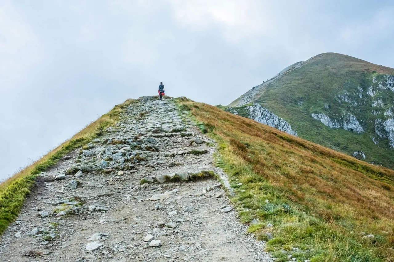 Gdzie w góry bez tłumów? Odkryj spokojne trasy na wędrówki