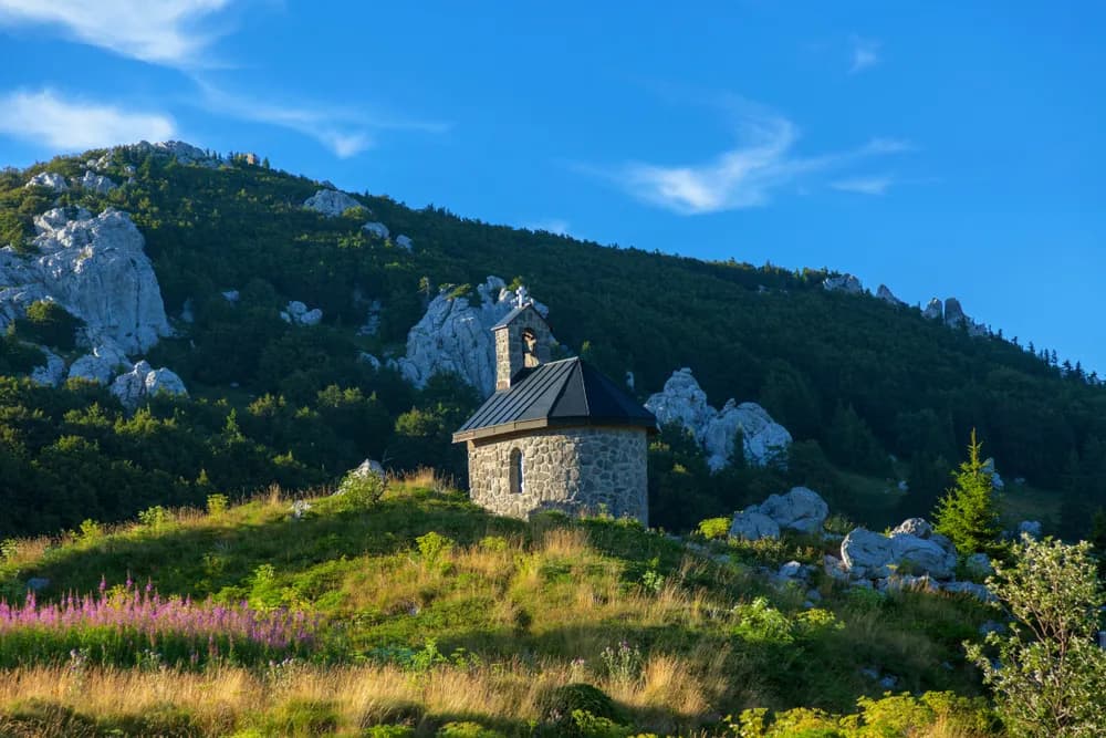 Jakie góry są w Chorwacji – odkryj najpiękniejsze pasma górskie