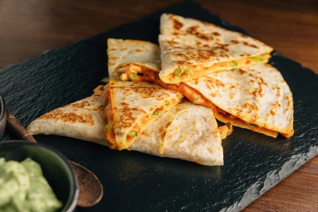 Jak piec quesadillę w piekarniku, aby była chrupiąca i smaczna