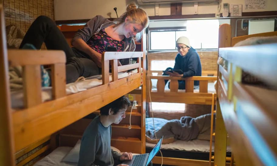 Jak wygląda nocleg w hostelu? Oczekiwania, zalety i pułapki