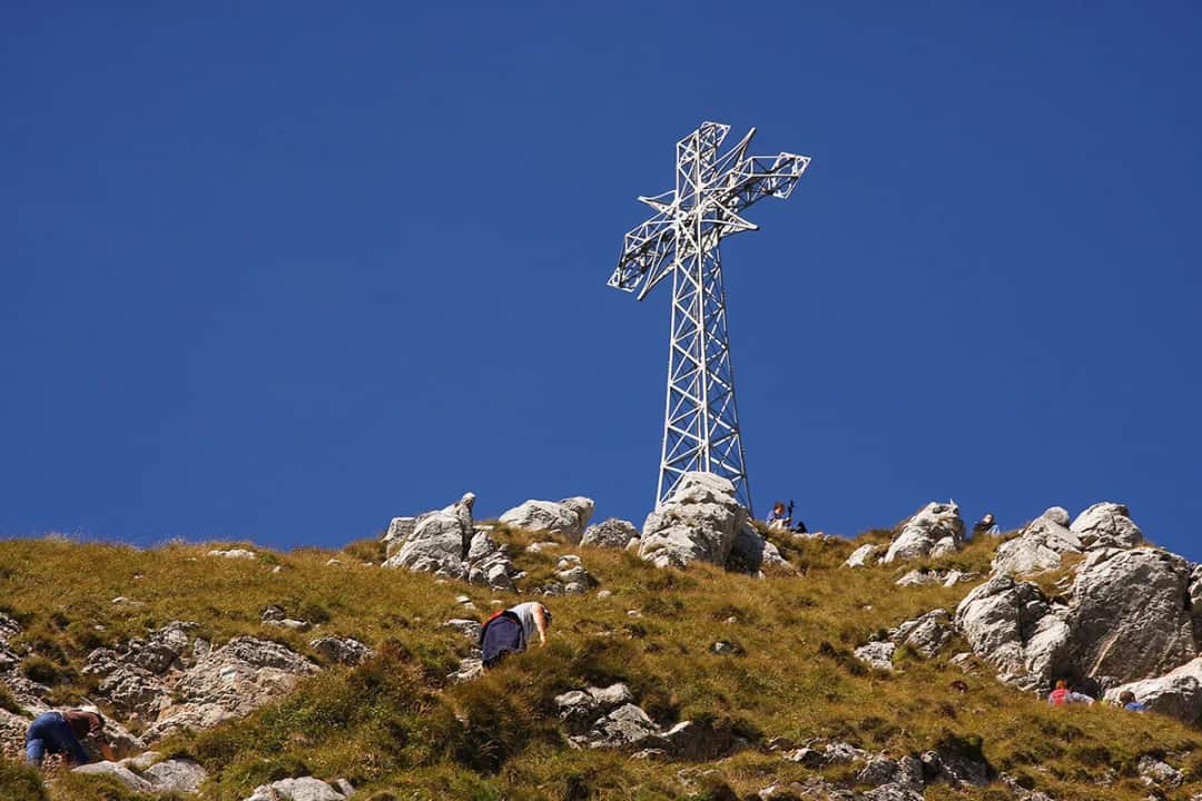 Kiedy postawiono krzyż na Giewoncie? Zaskakujące fakty i historia