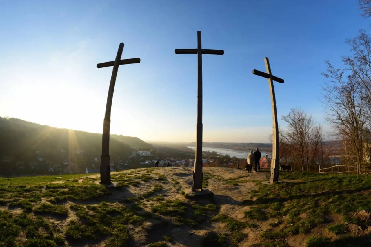 Ile czasu zajmuje wejście na Górę Trzech Krzyży w Kazimierzu?