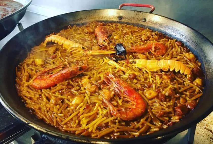 Gdzie zjeść paellę w Barcelonie? Odkryj najlepsze restauracje i smaki