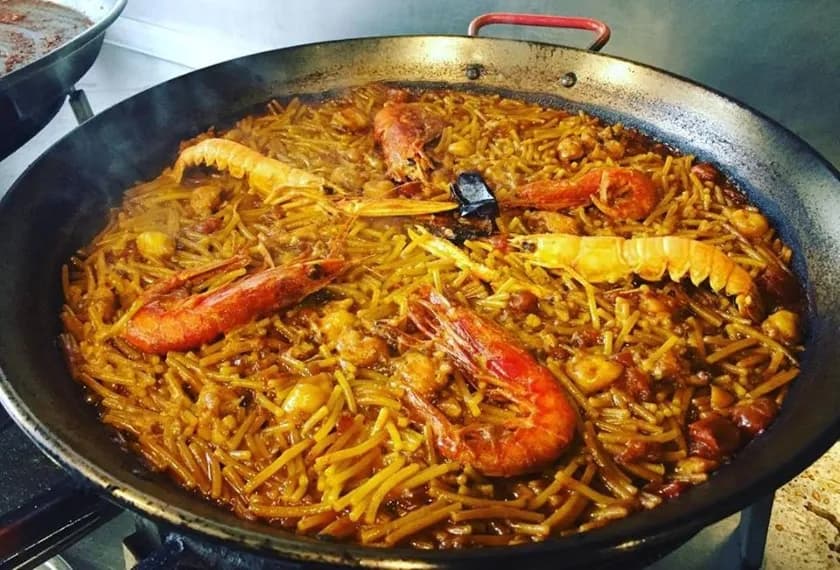 Gdzie zjeść paellę w Barcelonie? Odkryj najlepsze restauracje i smaki