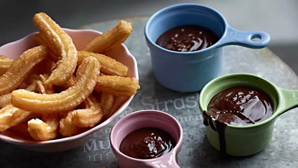 Jak się wymawia churros? Odkryj poprawną wymowę w polskim i hiszpańskim