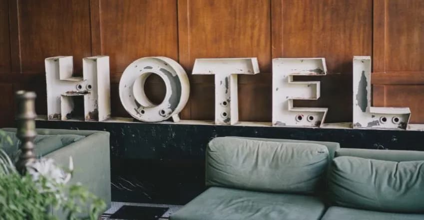 Jak szukać tanich noclegów i unikać ukrytych kosztów podróży