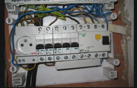 Zasilanie bezpiecznika z góry czy z dołu – uniknij błędów i zagrożeń