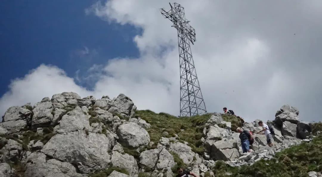 Czemu na Giewoncie jest krzyż? Historia i znaczenie symbolu