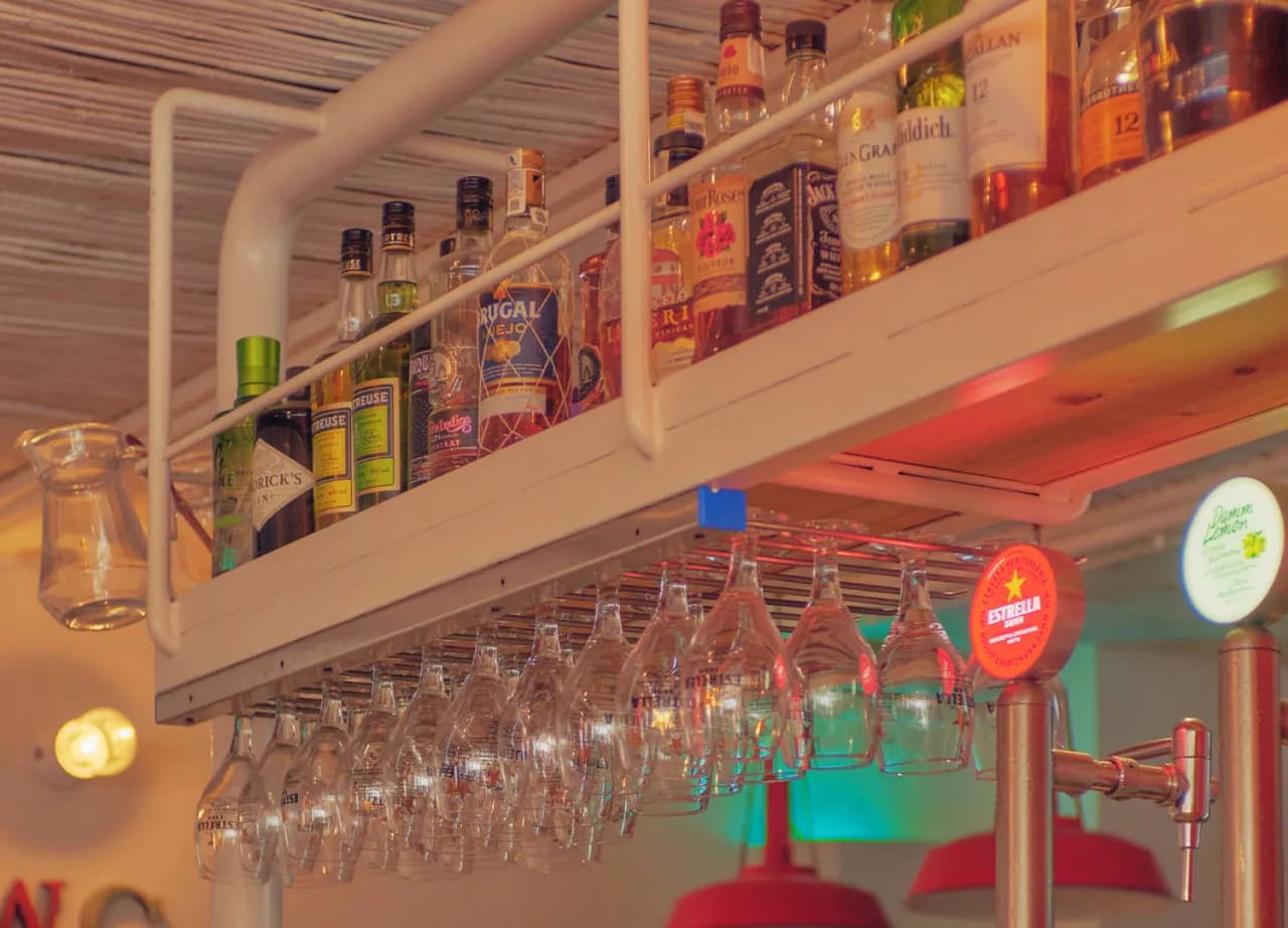 Jaki alkohol przywieźć z Hiszpanii? Odkryj wyjątkowe smaki i oszczędności