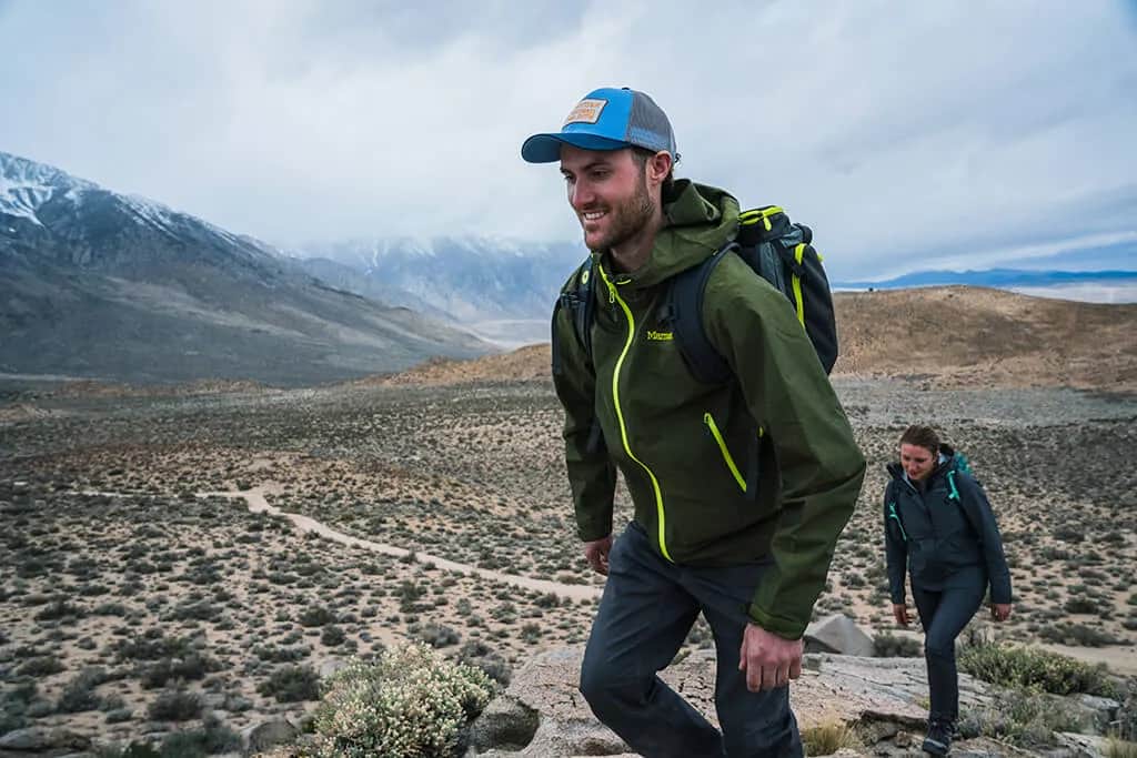 Jaką kurtkę przeciwdeszczową w góry wybrać, aby nie żałować?
