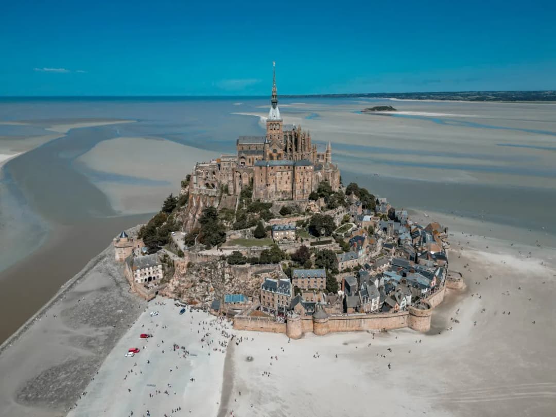 Najpiękniejsze miejsca w Normandii, które musisz zobaczyć na własne oczy